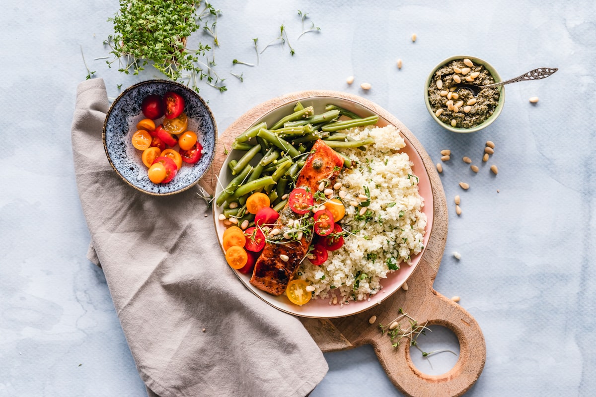 Persona che prepara il pasto con ingredienti freschi